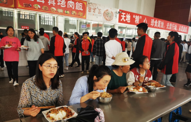 促进家校共育之家长陪餐