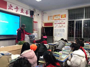 谷东燕女士为昭觉中学捐赠棉被